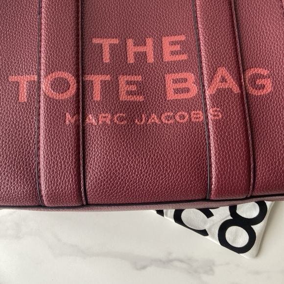 Marc Jacobs Logo Print Tote Bag In Red - Picture 3 of 10